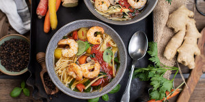 Beitragsbild des Blogbeitrags Asiatische Nudelsuppe mit Garnelen – glutenfrei