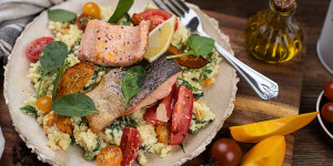 Beitragsbild des Blogbeitrags Frischkäse Risotto mit Gemüse & Lachsforelle