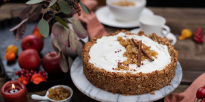 Beitragsbild des Blogbeitrags Knusprige Müslitorte mit Cheesecake Fülle & Äpfeln