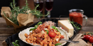 Beitragsbild des Blogbeitrags Nudeln mit Thunfisch Tomaten Sauce – glutenfrei