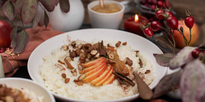 Beitragsbild des Blogbeitrags Veganer Milchreis mit Apfel Birnen Zimt Mus