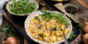 Beitragsbild des Blogbeitrags Klassische Schinkenfleckerl – glutenfrei