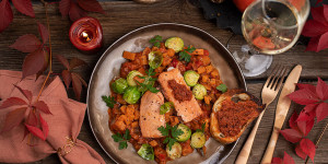 Beitragsbild des Blogbeitrags Lachs auf Ratatouille mit Pestobroten & Gemüse 