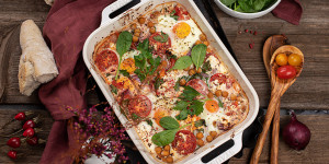 Beitragsbild des Blogbeitrags Kürbis Shakshuka mit Liptauer, Feta & Spinat