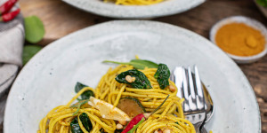 Beitragsbild des Blogbeitrags Kurkuma Spaghetti mit Spinat & Pesto 