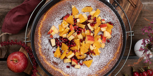 Beitragsbild des Blogbeitrags Süßer Frühstücks Ofen Pfannenkuchen mit Winterfrüchten