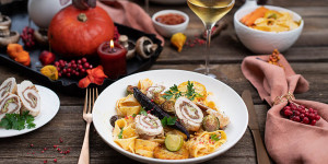Beitragsbild des Blogbeitrags Puteninvoltini mit Kürbisbandnnudeln & Gemüse