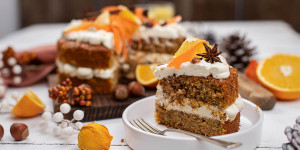 Beitragsbild des Blogbeitrags Saftige Karottentorte mit leichter Topfen Frischkäse Creme & Immunbooster Shot