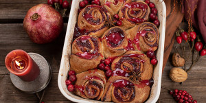 Beitragsbild des Blogbeitrags Süße Zimtschnecken mit Preiselbeer Füllung