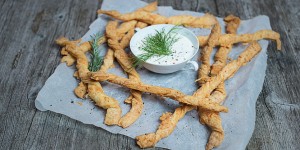 Beitragsbild des Blogbeitrags Würzige Käsestangerl mit Sauerrahm-Kräuter-Dip