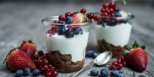 Beitragsbild des Blogbeitrags Bella Italia im Glas: fruchtiges Beeren Tiramisu 