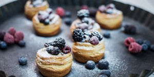 Beitragsbild des Blogbeitrags Buttermilch Beeren Törtchen