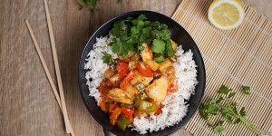 Beitragsbild des Blogbeitrags Hühnchen süß-sauer mit Reis 