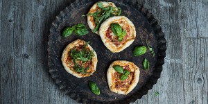 Beitragsbild des Blogbeitrags Mini Pizzen mit Käserand