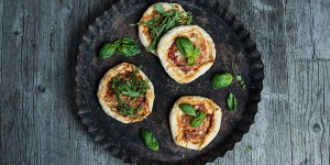 Beitragsbild des Blogbeitrags Mini Pizzen mit Käserand 