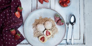 Beitragsbild des Blogbeitrags Erdbeer Topfen Knödel mit Butter Zimt Bröseln 