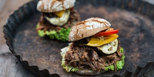 Beitragsbild des Blogbeitrags Pulled Beef Burger mit Buchtipp