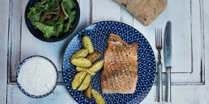 Beitragsbild des Blogbeitrags Gegrillter Lachs mit Pommes vom Grill