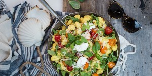 Beitragsbild des Blogbeitrags Gebratene Gnocchi mit bunten Tomatenraritäten & Rucola