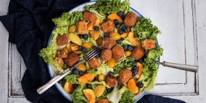 Beitragsbild des Blogbeitrags Bunter Sommersalat mit gebackenen Käsewürfeln