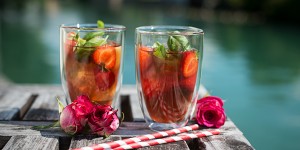 Beitragsbild des Blogbeitrags Geeister Erdbeer Apfel Kräutertee 