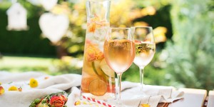 Beitragsbild des Blogbeitrags Gartenparty Drink: Rosenblüten Holunder Drink