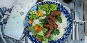 Beitragsbild des Blogbeitrags Klassische Cevapcici auf buntem Salat