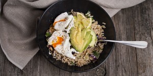 Beitragsbild des Blogbeitrags Naturreis Bowl mit Avocado & Ei