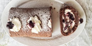 Beitragsbild des Blogbeitrags PERFECT BLACK FOREST ROULADE RECIPE 