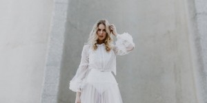Beitragsbild des Blogbeitrags WHAT SHOULD YOU WEAR TO A SUMMER WEDDING