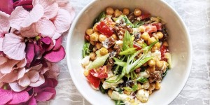 Beitragsbild des Blogbeitrags PERFECT CHICKPEA SALAD FOR SUMMER 