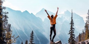 Beitragsbild des Blogbeitrags 3 LIFE CHANGING TIPS TO STAY POSITIVE