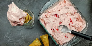 Beitragsbild des Blogbeitrags HOMEMADE STRAWBERRY ICE CREAM