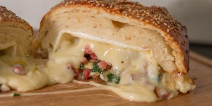 Beitragsbild des Blogbeitrags Camemburger mit Spinat Speck Zwiebel & Knoblauch
