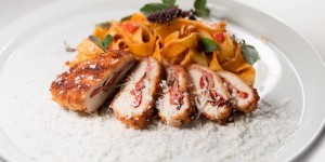 Beitragsbild des Blogbeitrags Parmesanhuhn mit Basilikum + Schwarzwälderschinken und Bandnudeln