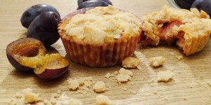 Beitragsbild des Blogbeitrags Zwetschken Kürbis Muffins mit Zimtstreuseln