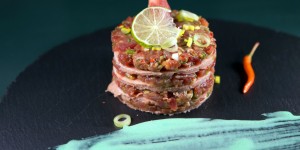 Beitragsbild des Blogbeitrags Thunfisch Tatar mit Wasabi Eis und frischem Brot