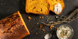 Beitragsbild des Blogbeitrags Kürbisbrot mit Zwiebeln und Ingwer
