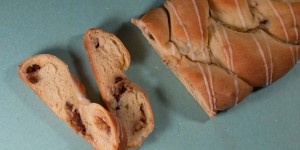 Beitragsbild des Blogbeitrags Striezel mit Apfelstrudelfuellung & Marzipan