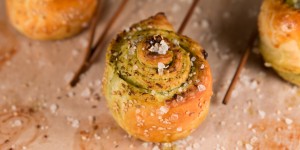 Beitragsbild des Blogbeitrags Bacon Lollypop – mit Pesto & Sesam 