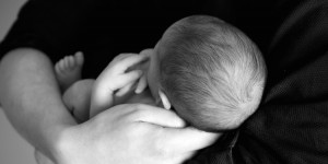 Beitragsbild des Blogbeitrags Schlaflernprogramme? Bitte nicht! Oder Babys schlafen nunmal so, es liegt nicht an dir