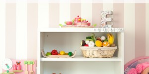 Beitragsbild des Blogbeitrags Montessori Basics im Kinderzimmer: 5 Wege zu mehr Eigenständigkeit und konzentrierter Beschäftigung