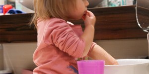 Beitragsbild des Blogbeitrags Montessori im Bad: der Waschtisch (oder eines der tollsten Dinge, die wir jemals umgesetzt haben) 