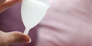 Beitragsbild des Blogbeitrags Meine persönliche Erfahrung mit Menstruationstassen oder warum ich keine Tampons mehr verwende