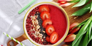 Beitragsbild des Blogbeitrags Gesunde Erdbeer-Himbeer Smoothie Bowl für Kinder (die auch vegan köstlich schmeckt) 