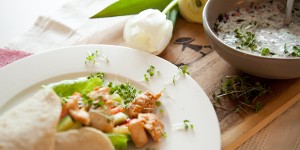 Beitragsbild des Blogbeitrags Mexiko in der Küche: Hühnchen-Gemüse-Burritos mit selbstgemachten Tortillas und Joghurt-Kräutersauce 