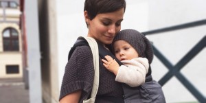 Beitragsbild des Blogbeitrags Babys richtig tragen: 2 Dinge, die du unbedingt wissen solltest 