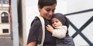 Beitragsbild des Blogbeitrags Babys richtig tragen: 2 Dinge, die du unbedingt wissen solltest
