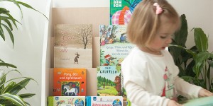 Beitragsbild des Blogbeitrags Bücher sind Schätze: Den Lesebereich nach Montessori gestalten und wie wir unseren Kindern die Liebe zu Büchern weitergeben