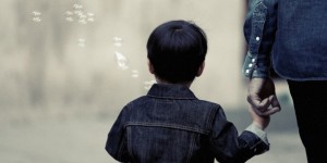 Beitragsbild des Blogbeitrags Kinder trösten: „Hast du dir weh getan?“ – Übers Wahrnehmen und Verbalisieren von Schmerz 